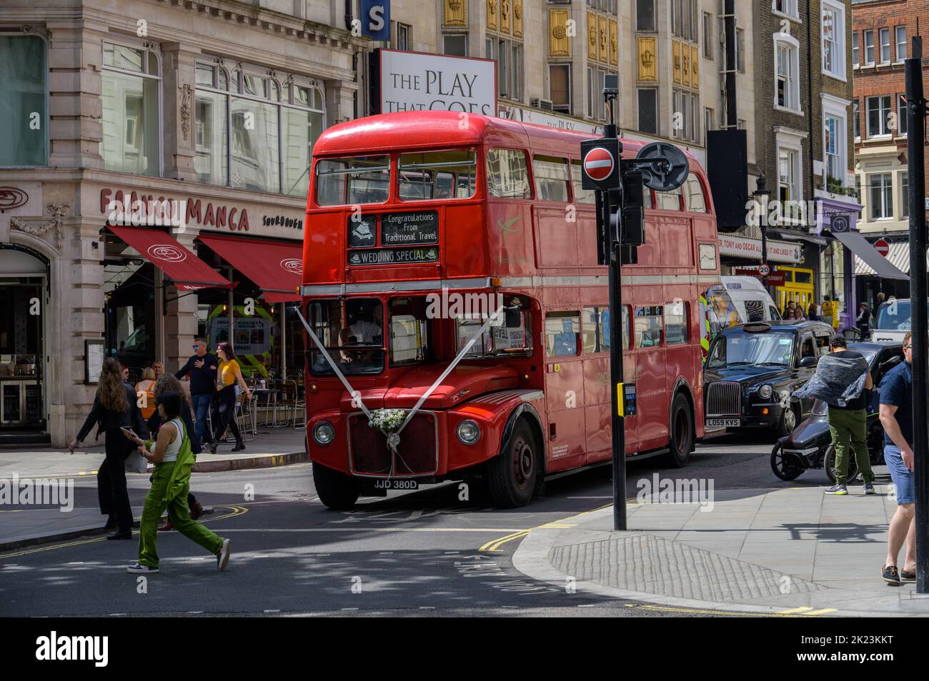 LONDRA - 21 maggio 2022: Tradizionale vecchio autobus rosso Londra a due piani decorato per un matrimonio Foto Stock