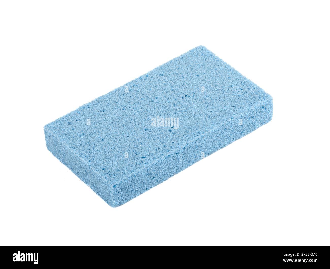 Scrubber piede pomice blu isolato su sfondo bianco. Realizzato in roccia vulcanica porosa. Foto Stock