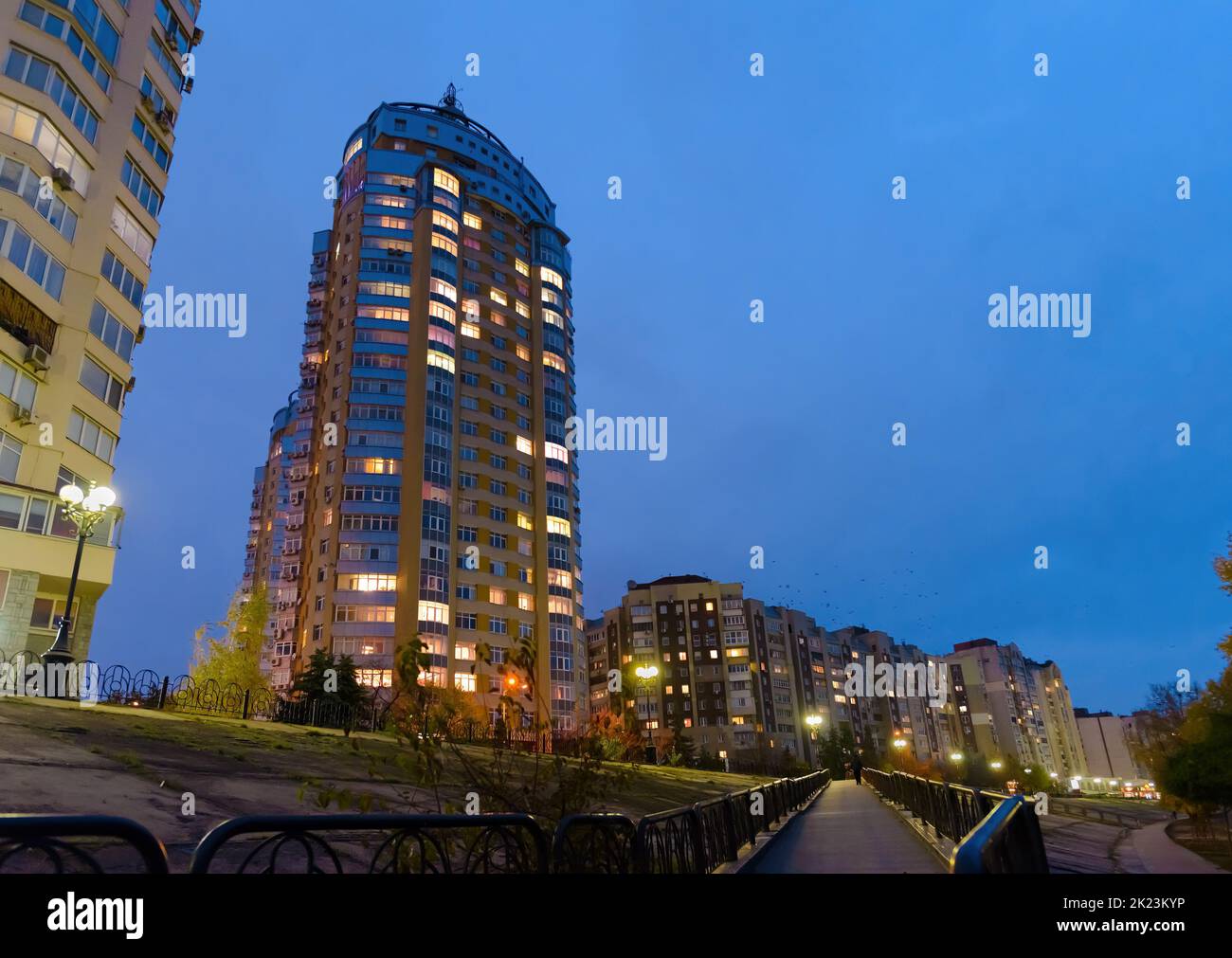 Vista notturna degli edifici moderni nel quartiere Obolon di Kiev, Ucraina, vicino al fiume Dnieper Foto Stock