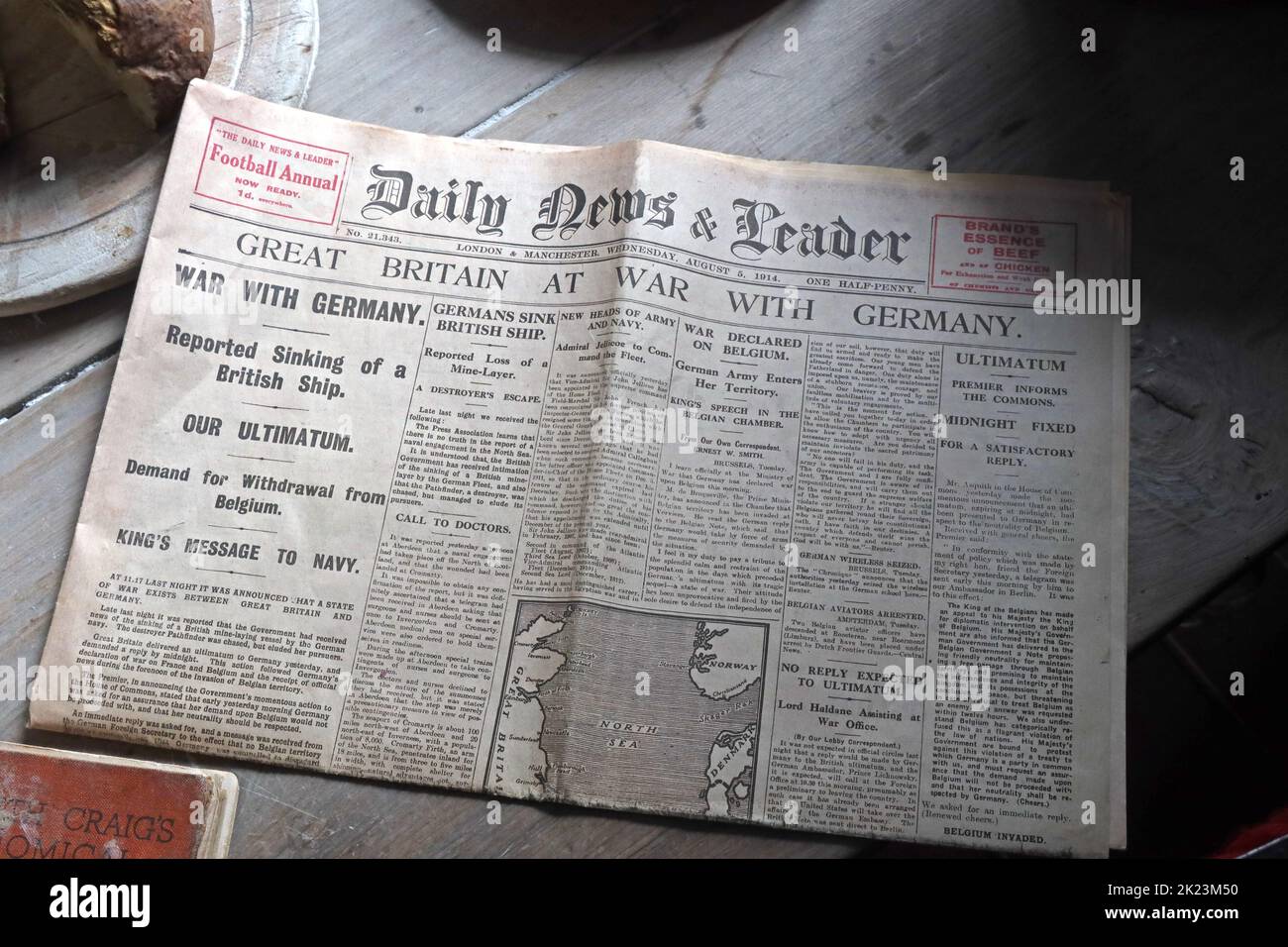 Notizie quotidiane e leader, 1914 titolo, Gran Bretagna in guerra con la Germania, su un tavolo da cucina Foto Stock