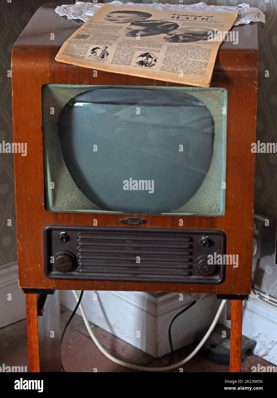 Original Bush, 1960s TV set, 405 linea ricevitore, con la guida televisiva a due canali, poggiando sulla parte superiore Foto Stock