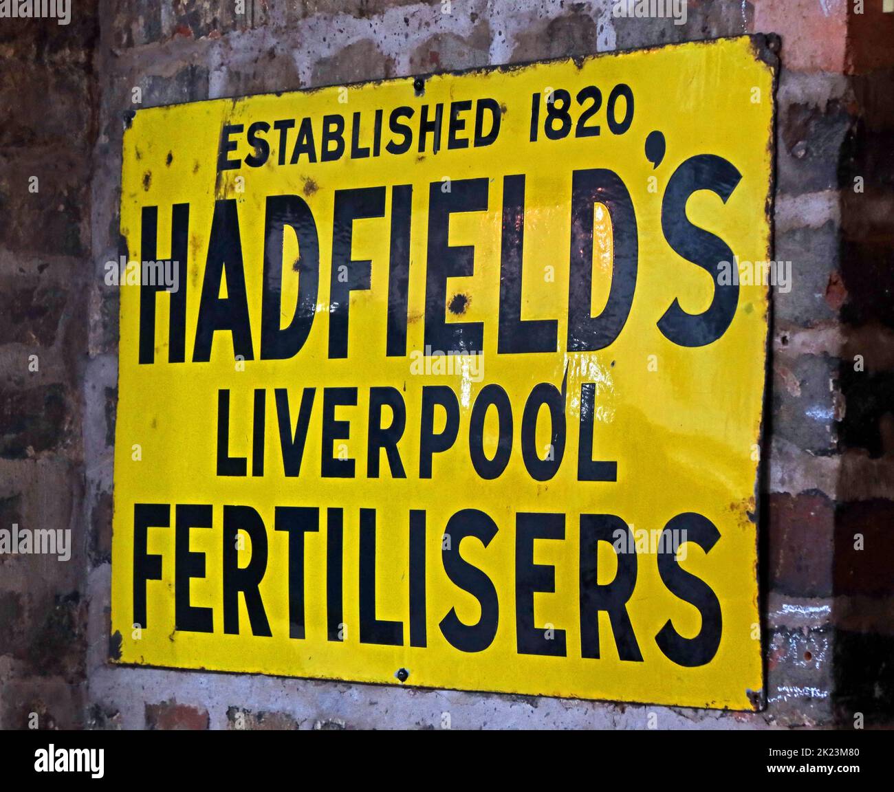 Segno giallo del metallo dello smalto, Hadfields Liverpool Fertiliers, stabilito 1820, pubblicità Foto Stock