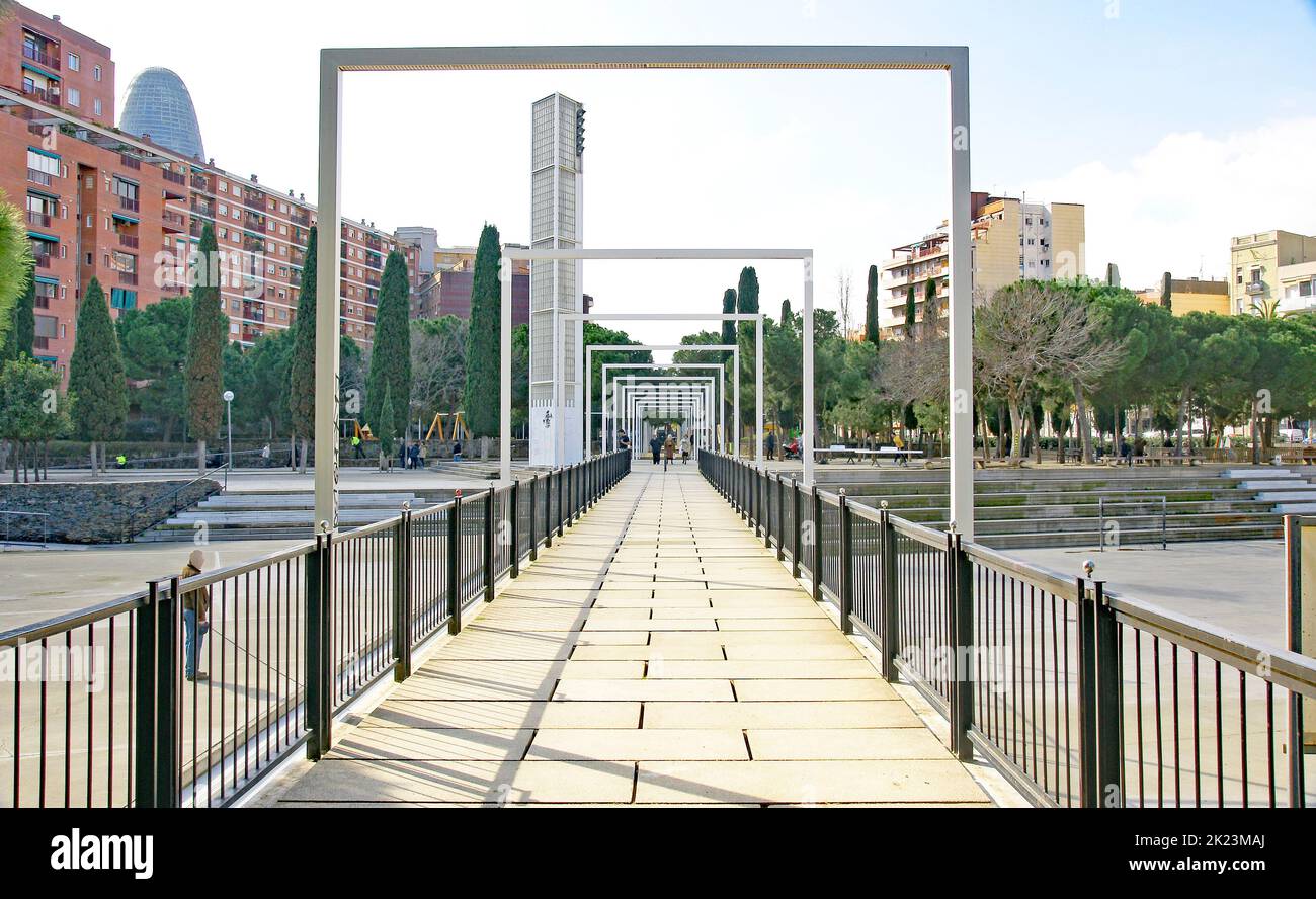 Strutture ornamentali in parallelo e con prospettiva nel parco El Clot, Barcellona, Catalunya, Spagna, Europa Foto Stock