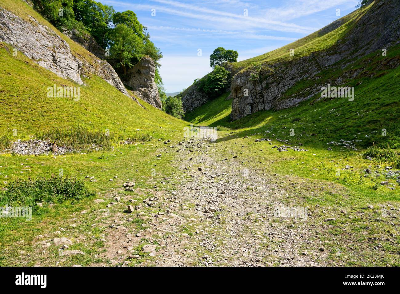 Lungo il sentiero roccioso tra le pareti calcaree di Cave Dale. Foto Stock