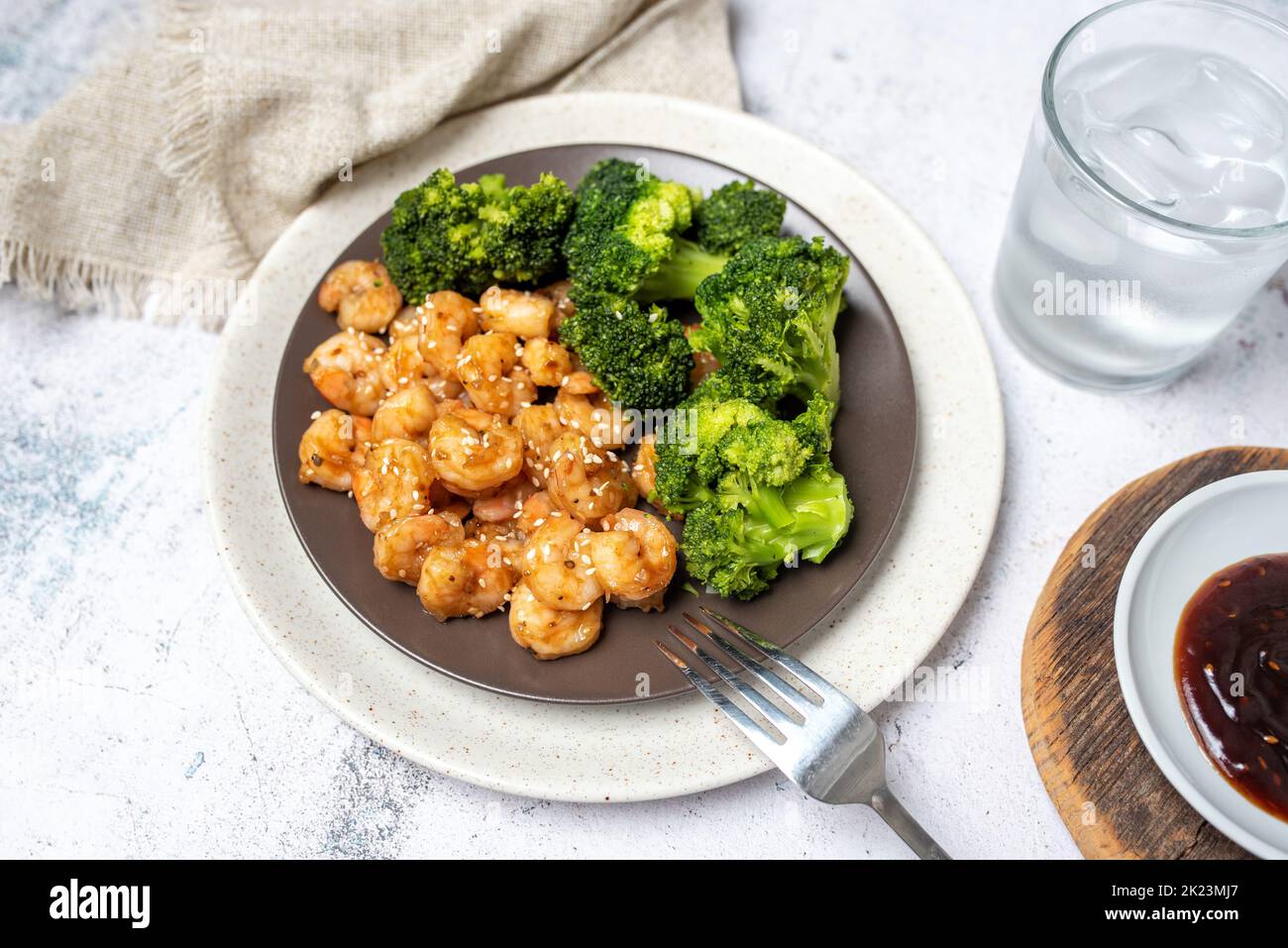 Gamberetti e broccoli, piatto a basso contenuto calorico ad alto contenuto proteico. Semi di sesamo in salsa teriyaki. GAMBERETTI E BROCCOLI FACILI MESCOLANO FRY. Foto Stock