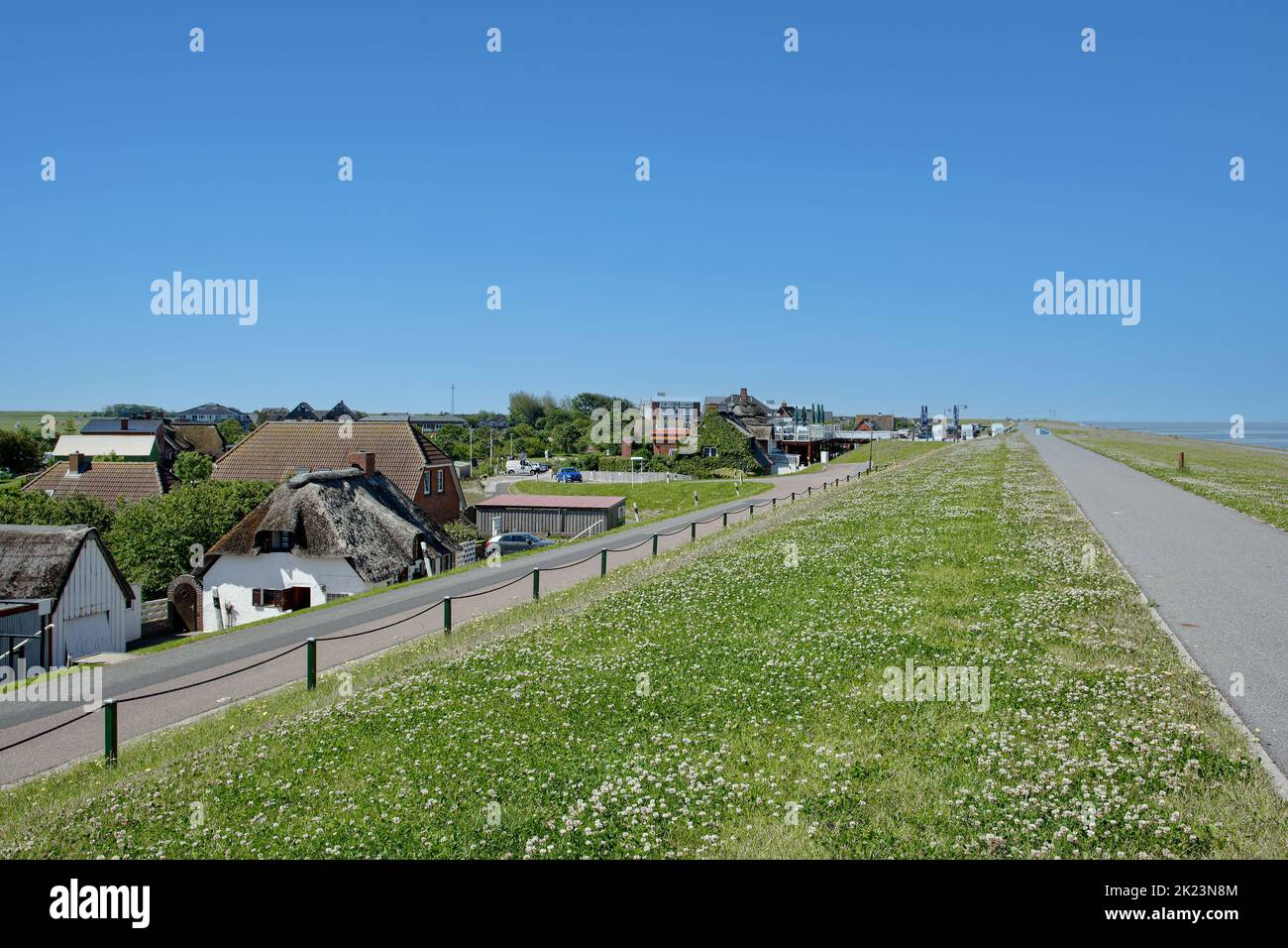 Villaggio di Norderhafen sulla penisola di Nordstrand, Mare del Nord, Frisia del Nord, Germania Foto Stock