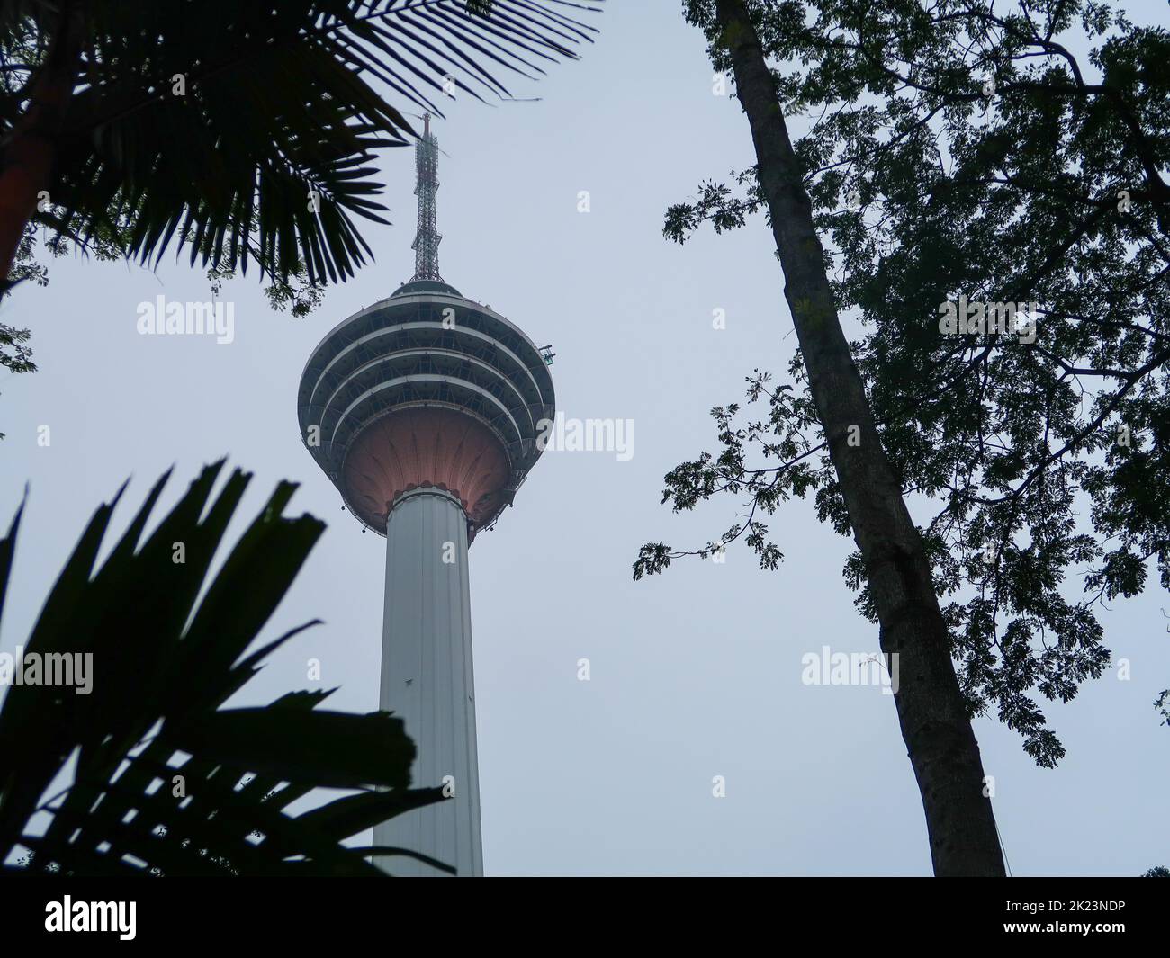 KL torre a kuala lumpur con cielo grigio Foto Stock