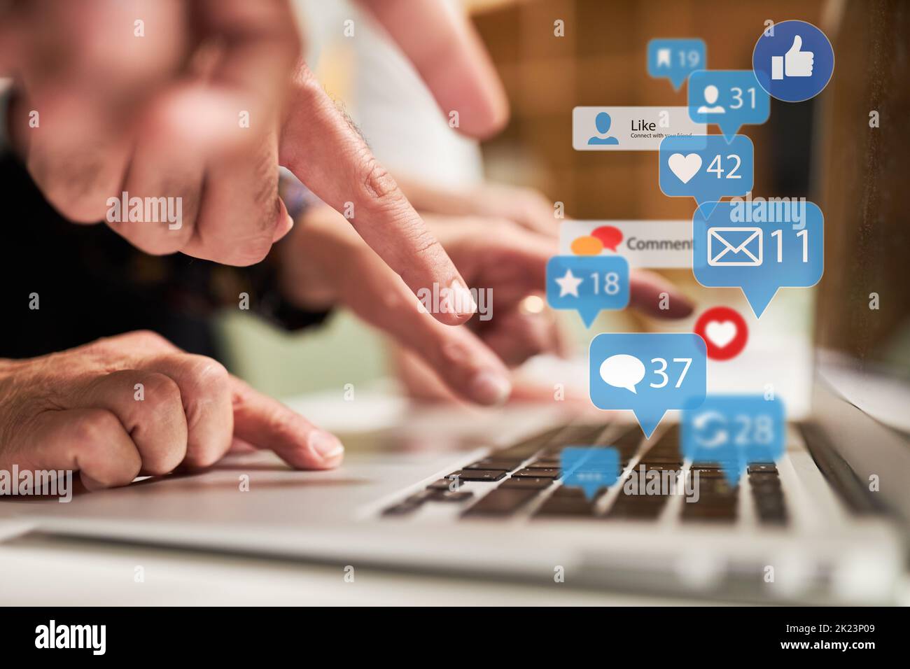 Digitazione con le dita sulla tastiera di un computer portatile con molte icone di notizie come concetto di social media Foto Stock
