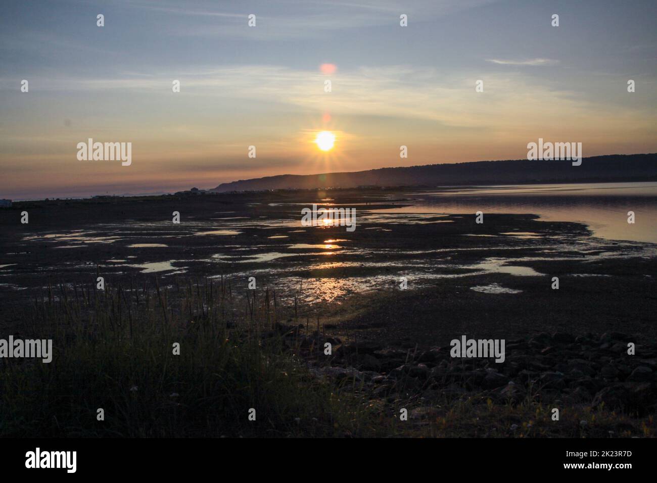 Alaskan Sun set fotografato vicino Homer, Alaska. Homer è una città dell'Alaska di Stati Uniti d'America, situata nella Penisola del Kenai, nello stato federato del Jarsi. E' a 218 miglia (351 km) a sud Foto Stock