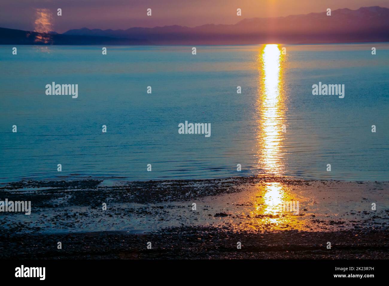 Alaskan Sun Rise fotografato vicino Homer, Alaska. Homer è una città dell'Alaska di Stati Uniti d'America, situata nella Penisola del Kenai, nello stato federato del Jarsi. Si trova a 218 mi (351 km) a sud Foto Stock