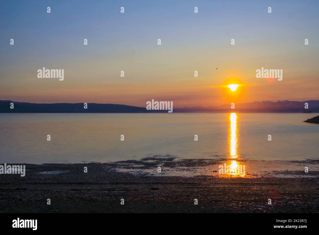 Alaskan Sun Rise fotografato vicino Homer, Alaska. Homer è una città dell'Alaska di Stati Uniti d'America, situata nella Penisola del Kenai, nello stato federato del Jarsi. Si trova a 218 mi (351 km) a sud Foto Stock