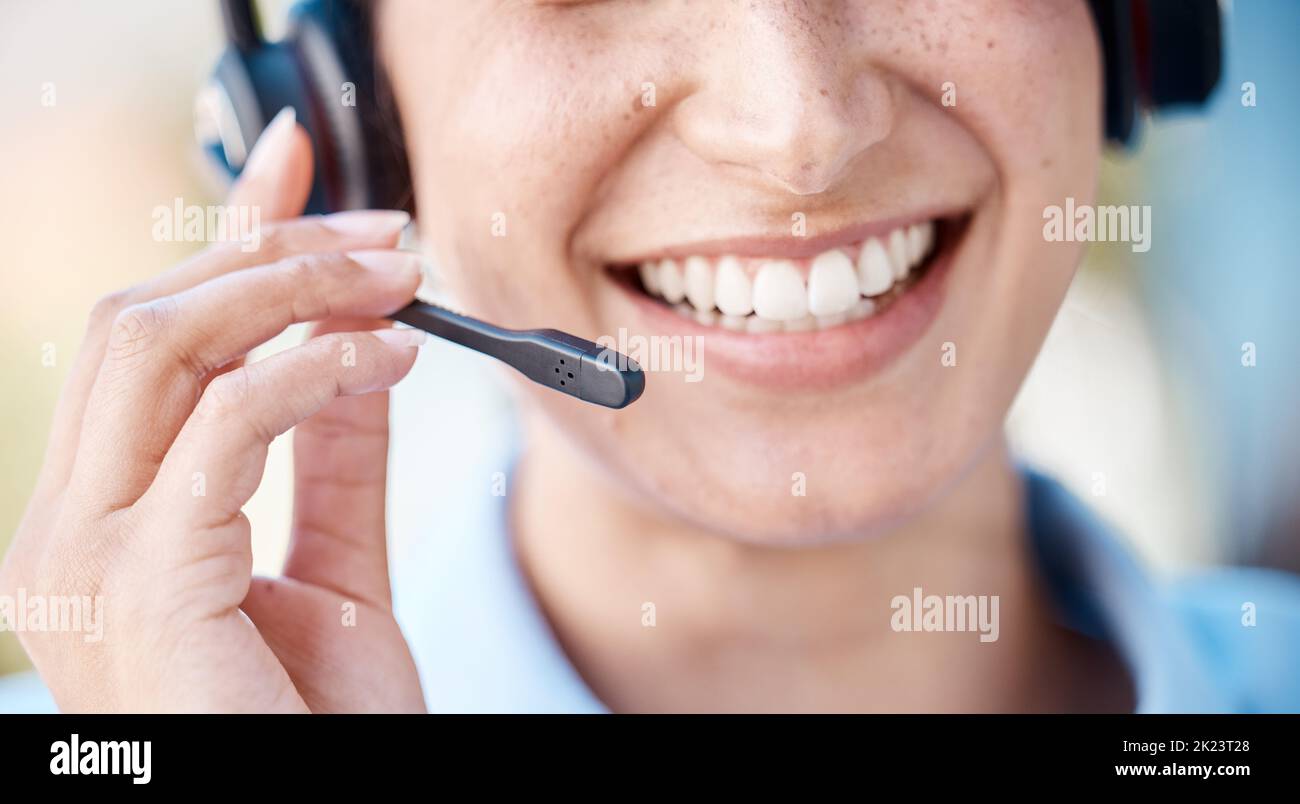 Call Center Face, cuffia donna per la comunicazione e la discussione con i clienti online presso la società di telemarketing, che lavora nel settore crm business e consulenza Foto Stock