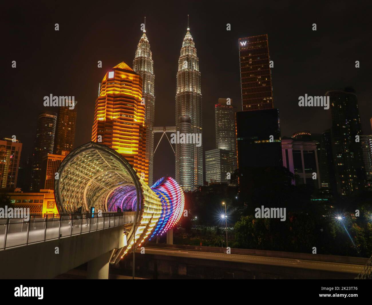 Pintasan Saloma Bürcke a Kuala Lumpur di notte con vista sulle Torri di Petrona Foto Stock