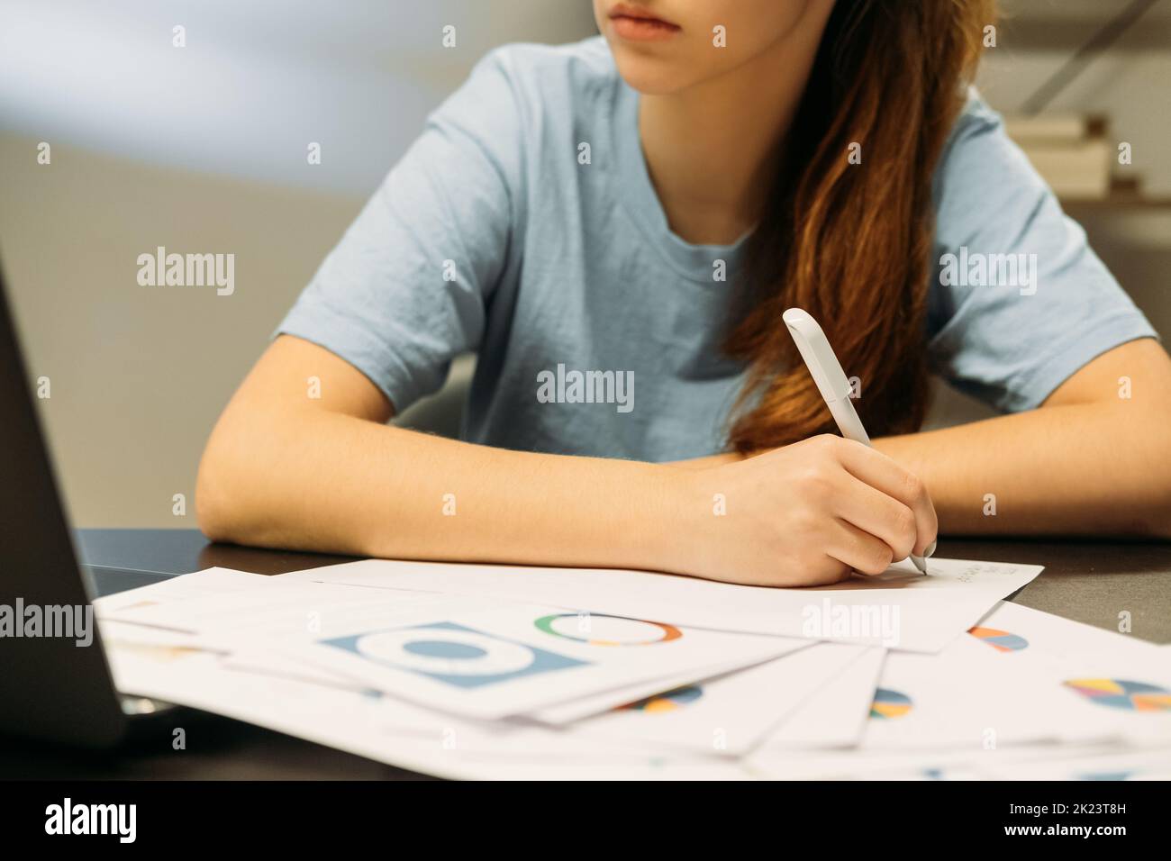 Studio notturno. Preparazione per il termine degli esami. Apprendimento a distanza. Studente d'affari seduto alla scrivania con documenti che scrivono informazioni. Foto Stock