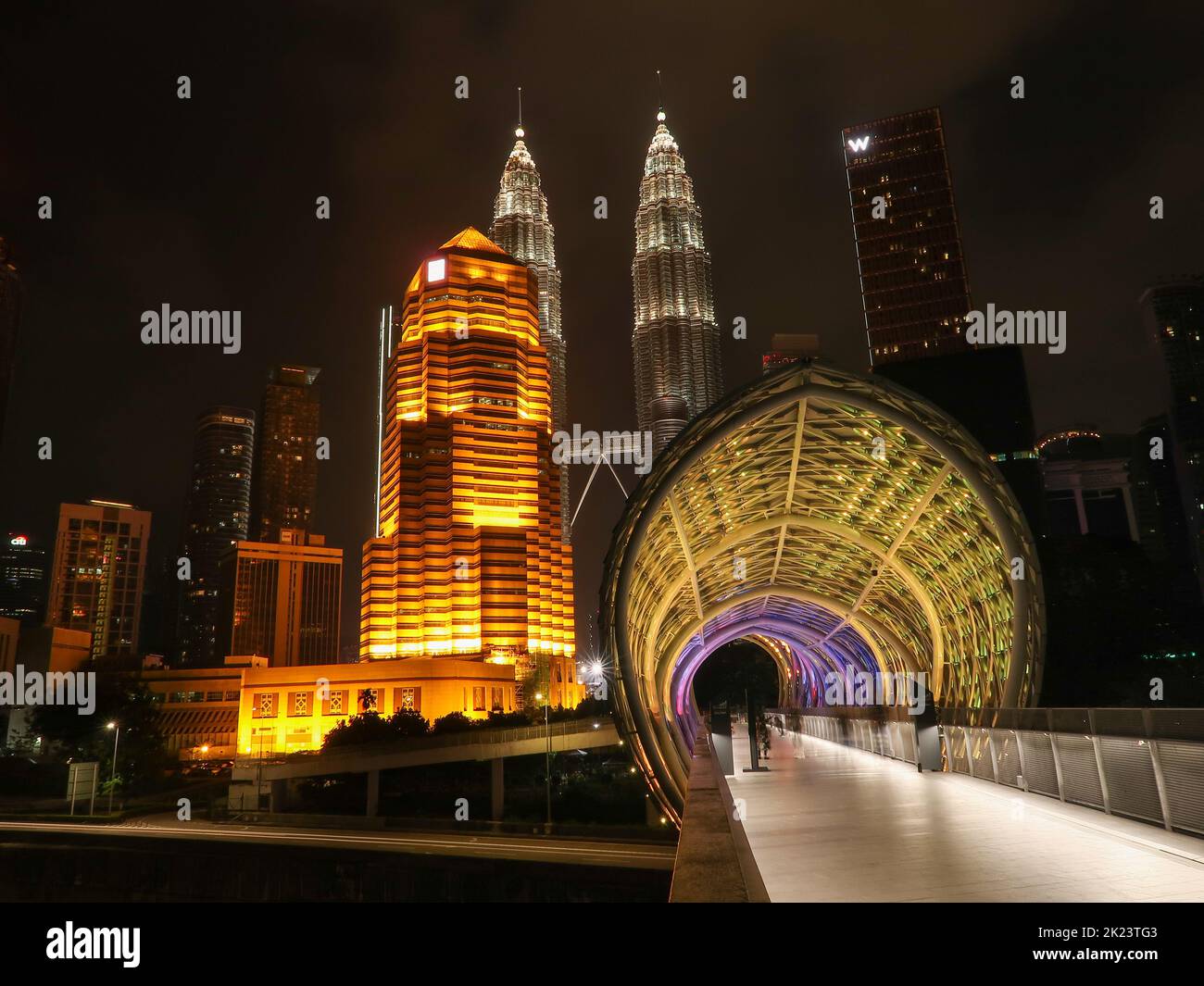 Pintasan Saloma Bürcke a Kuala Lumpur di notte con vista sulle Torri di Petrona Foto Stock