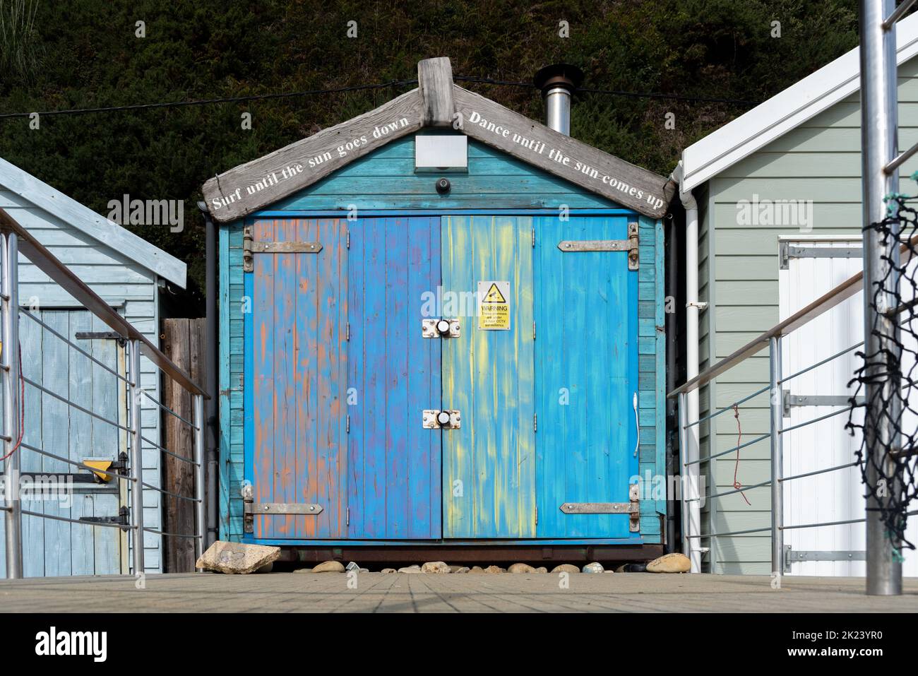 Vecchia capanna vicino alla spiaggia sull'isola di Wight, Inghilterra. Rustica vernice blu sul legno e premurosa scrittura sul fronte. Foto Stock