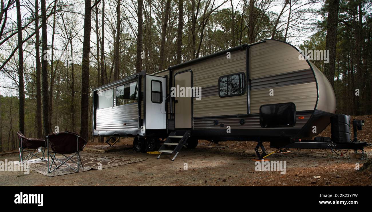 Campeggio rimorchio istituito nella foresta nel North Carolina Foto Stock