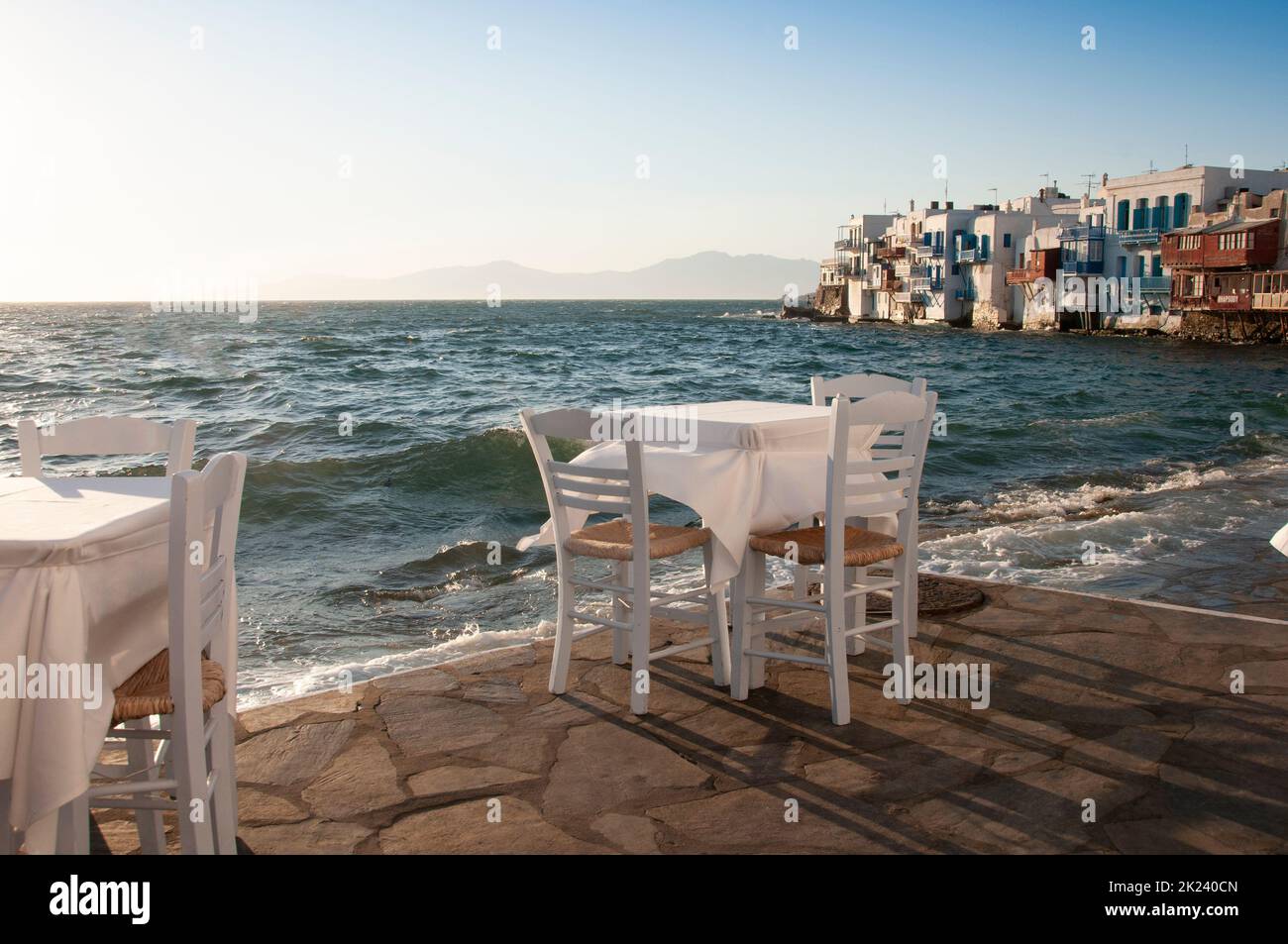 Tavolo in un bar in attesa di clienti sul mare sull'isola di Mykonos in Grecia Foto Stock