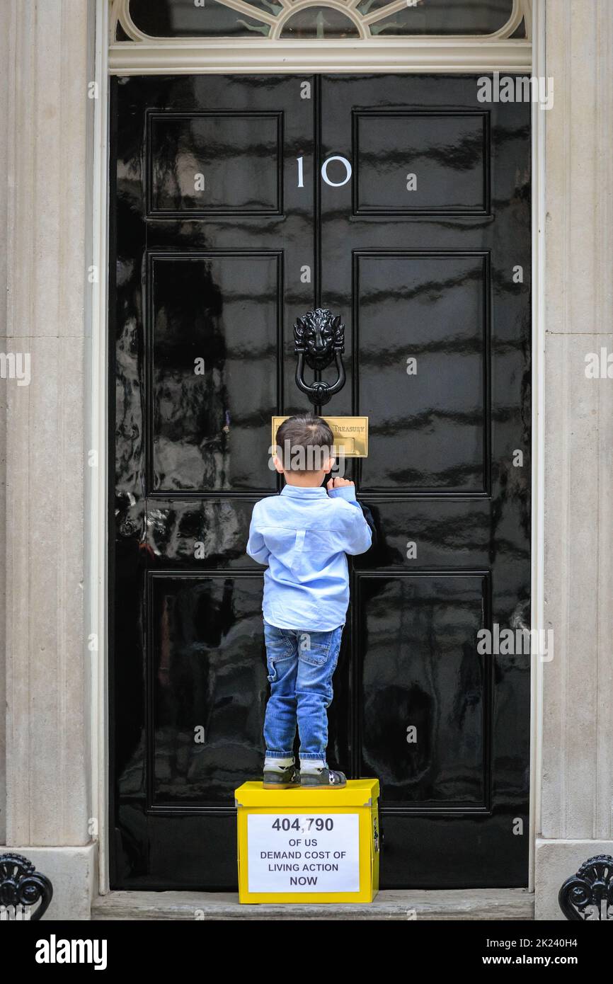 Londra, Regno Unito. 22nd Set, 2022. Kingsley bussa alla famosa porta. la mamma di Brighton Merve Kalgidim e il suo figlio di 3 anni Kingsley, consegnano la petizione e la scatola con le firme raccolte un giorno prima del "mini budget" di venerdì. Famiglie, associazioni di beneficenza e leader religiosi che insieme hanno raccolto le firme per una petizione di 38 gradi, consegnano quella petizione al 10 Downing Street oggi per chiedere un budget di emergenza per aiutare le persone con il costo di vivere la crisi. Credit: Imageplotter/Alamy Live News Foto Stock