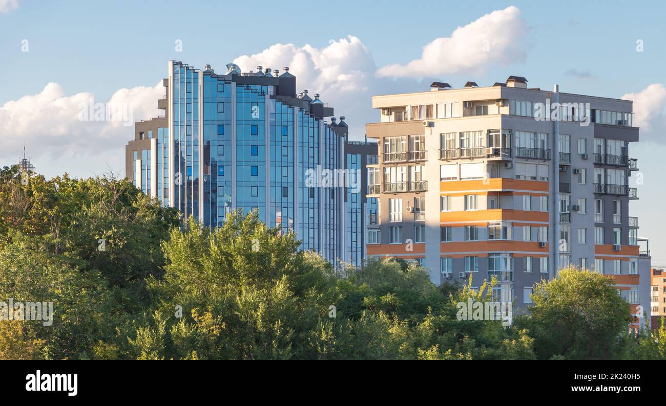 Un lussuoso edificio di appartamenti vicino ad uno standard circondato da alberi in posizione estate Chisinau Foto Stock