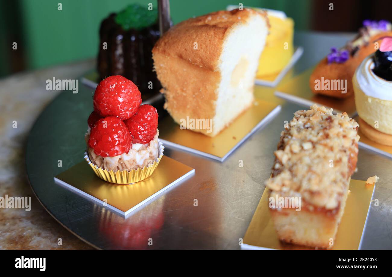 Dessert, torta, finger food e dolci per accompagnare il tè pomeridiano Foto Stock
