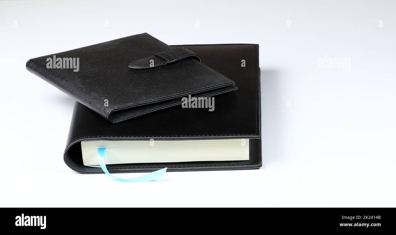 Notebook agenda Luxury Black Leather Diary, o libro degli appuntamenti con striscia di segnalibri isolata su sfondo bianco. Articolo di cancelleria. Foto Stock