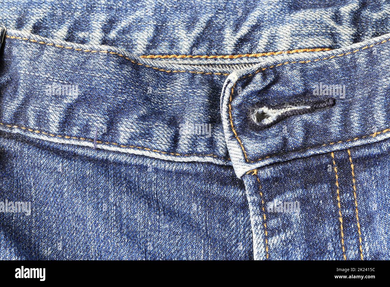 Primo piano Jeans texture bordo dettaglio, rughe blu jeans texture, jeans denim, sfondo jeans, motivo denim. Foto Stock
