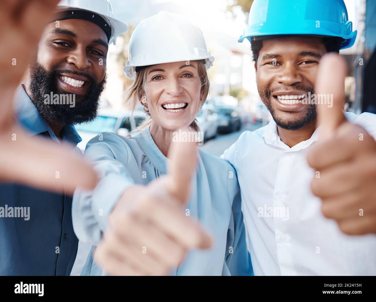 Pollici, successo di ingegneri o architetti con l'equipaggiamento di sicurezza per casco all'aperto. Fiducia, come e diversità ritratto del lavoratore di costruzione Foto Stock