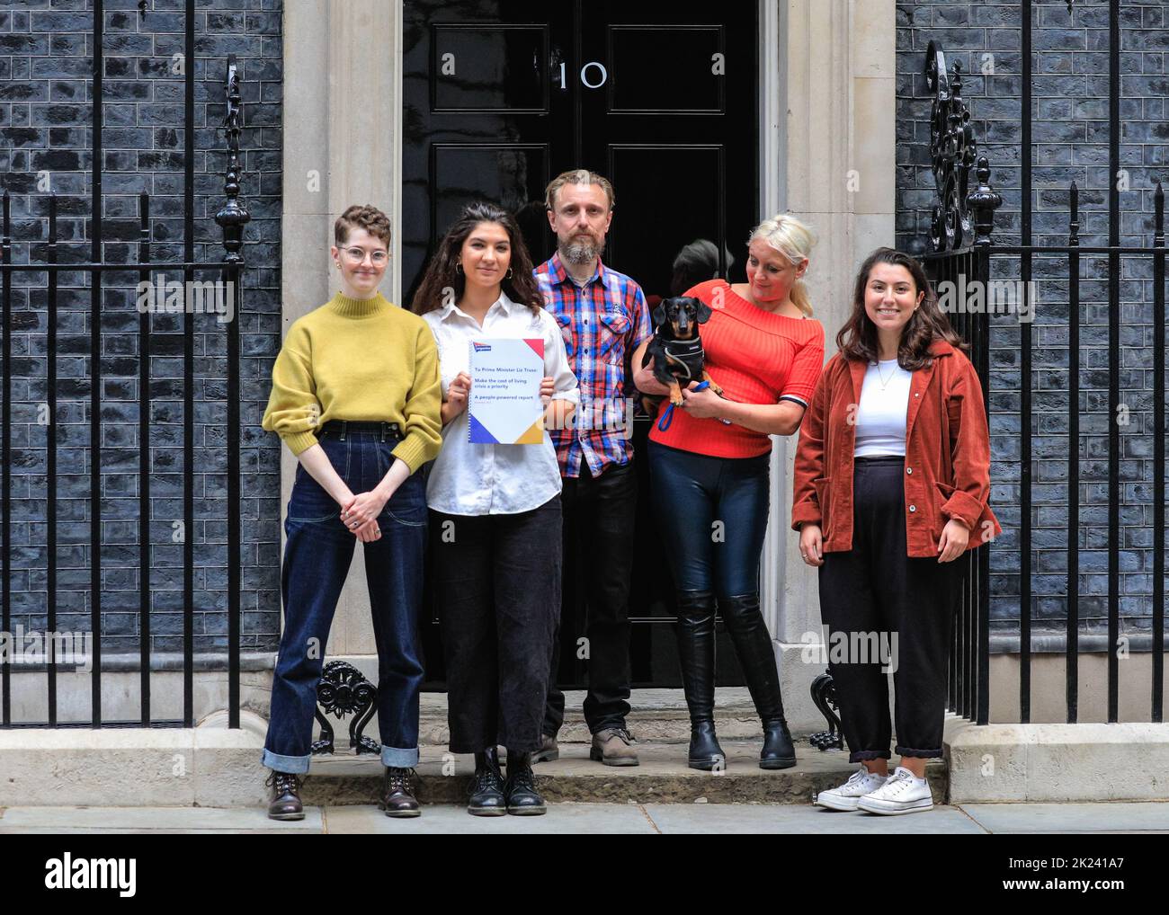 Londra, Regno Unito. 22nd Set, 2022. Organise, un'organizzazione di lavoratori, consegnare un rapporto e una petizione chiedendo un'azione sul costo della crisi vivente a Downing Street oggi. Diverse petizioni, tutte incentrate sul costo della crisi vivente, sono state presentate in questa settimana. Credit: Imageplotter/Alamy Live News Foto Stock