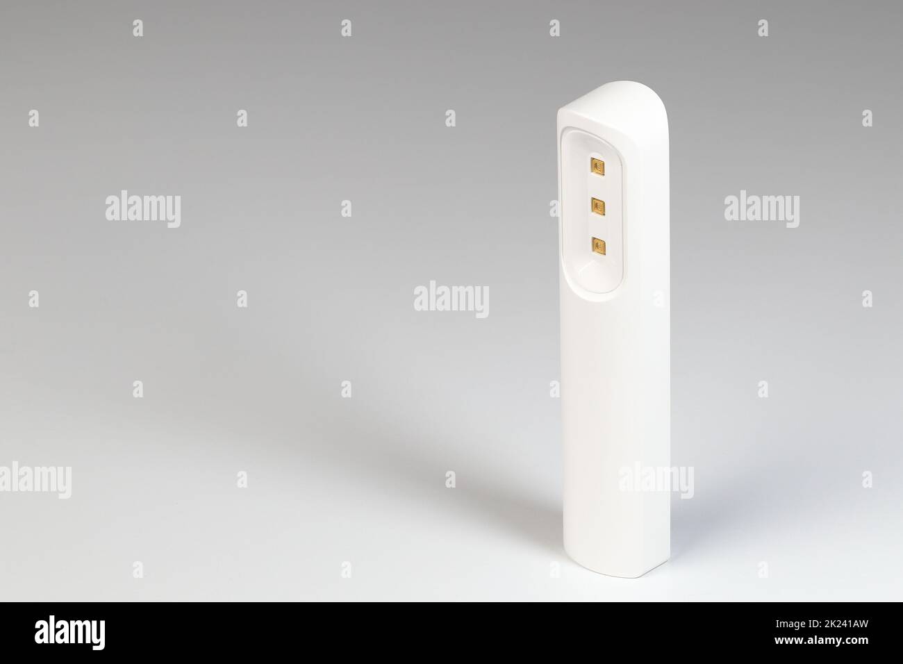 Lampada di sterilizzazione con luce UV. Pratico sterilizzatore UV LED sterilizzazione batteri isolato su sfondo bianco. Foto Stock