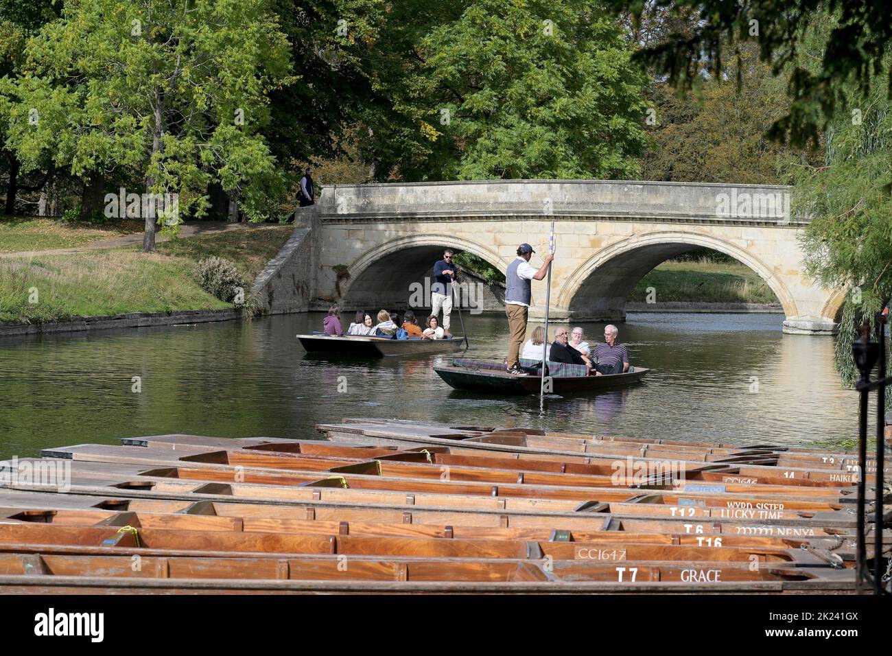 Cambridge, Regno Unito. 22nd Set, 2022. Con temperature che raggiungono i 21c °C, i visitatori di Cambridge potranno godersi l'ultimo giorno ufficiale dell'estate 2022 facendo escursioni a Punts sul fiume Cities River Cam. L'equinozio autunnale inizia alle 02:03 di venerdì 23 settembre e termina mercoledì 21 dicembre 22. Credit: MARTIN DALTON/Alamy Live News Foto Stock