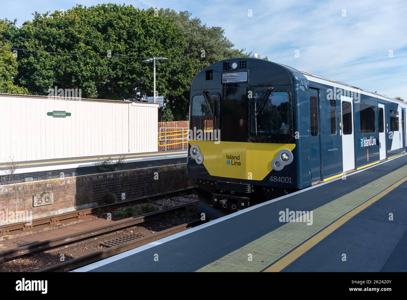 Treno Island Line sul binario alla stazione di Sandown. Il treno corre lungo il lato est dell'Isola di Wight in Inghilterra. Foto Stock