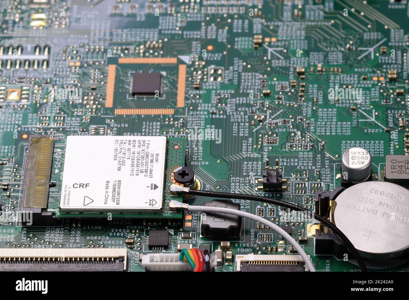 Scheda di rete wireless Mini pci o scheda wireless Mini PCI Express sulla scheda di circuito del computer vicino al microprocessore installato. Foto Stock