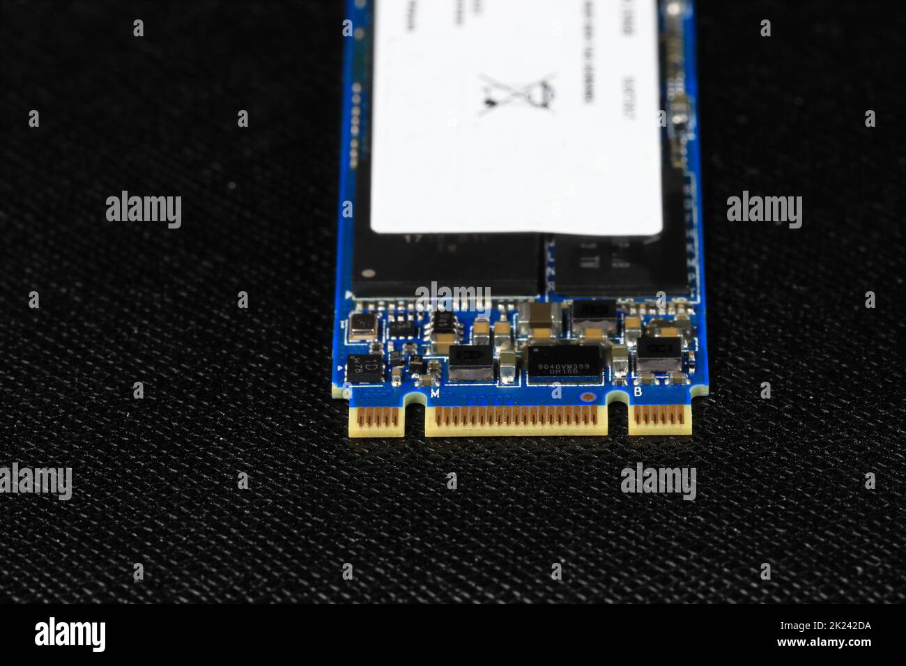 Unità a stato solido per computer - ssd sata, NVME PCIe, SATA SSD m key, b key isolata su sfondo scuro Foto Stock