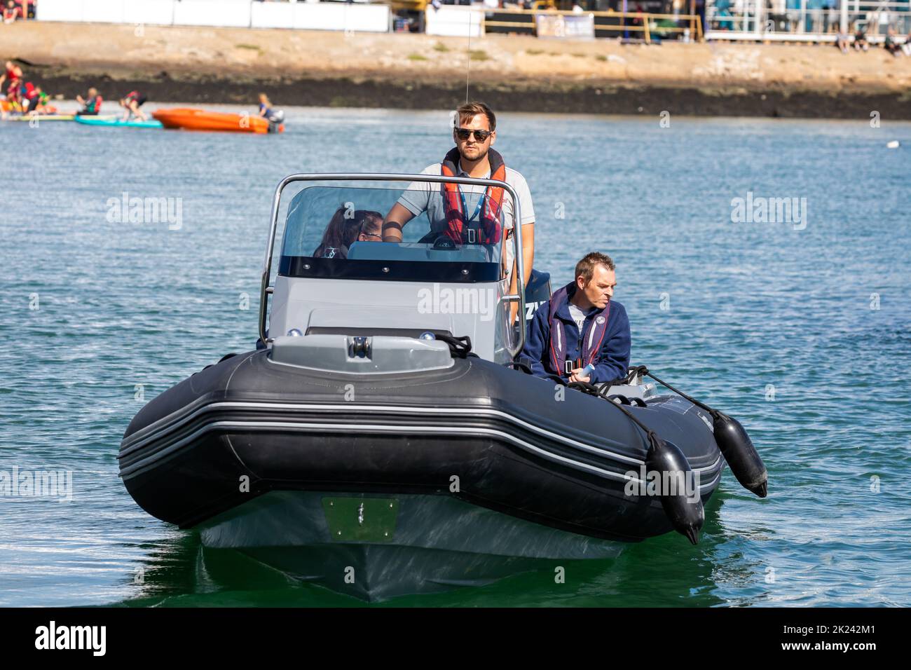 Tre persone su un gommone a Southampton, Regno Unito Foto Stock