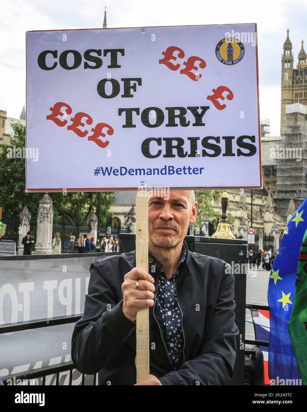 Londra, Regno Unito. 22nd Set, 2022. Steve Bray, spesso chiamato 'Stop Brexit Man' di Westminster, e un gruppo di manifestanti anti anti anti-governativi con bandiere e bandiere si radunano contro il governo conservatore, il costo della crisi vivente e restrizioni ai diritti dei lavoratori libertà di movimento al di fuori del Parlamento a Westminster oggi. Credit: Imageplotter/Alamy Live News Foto Stock