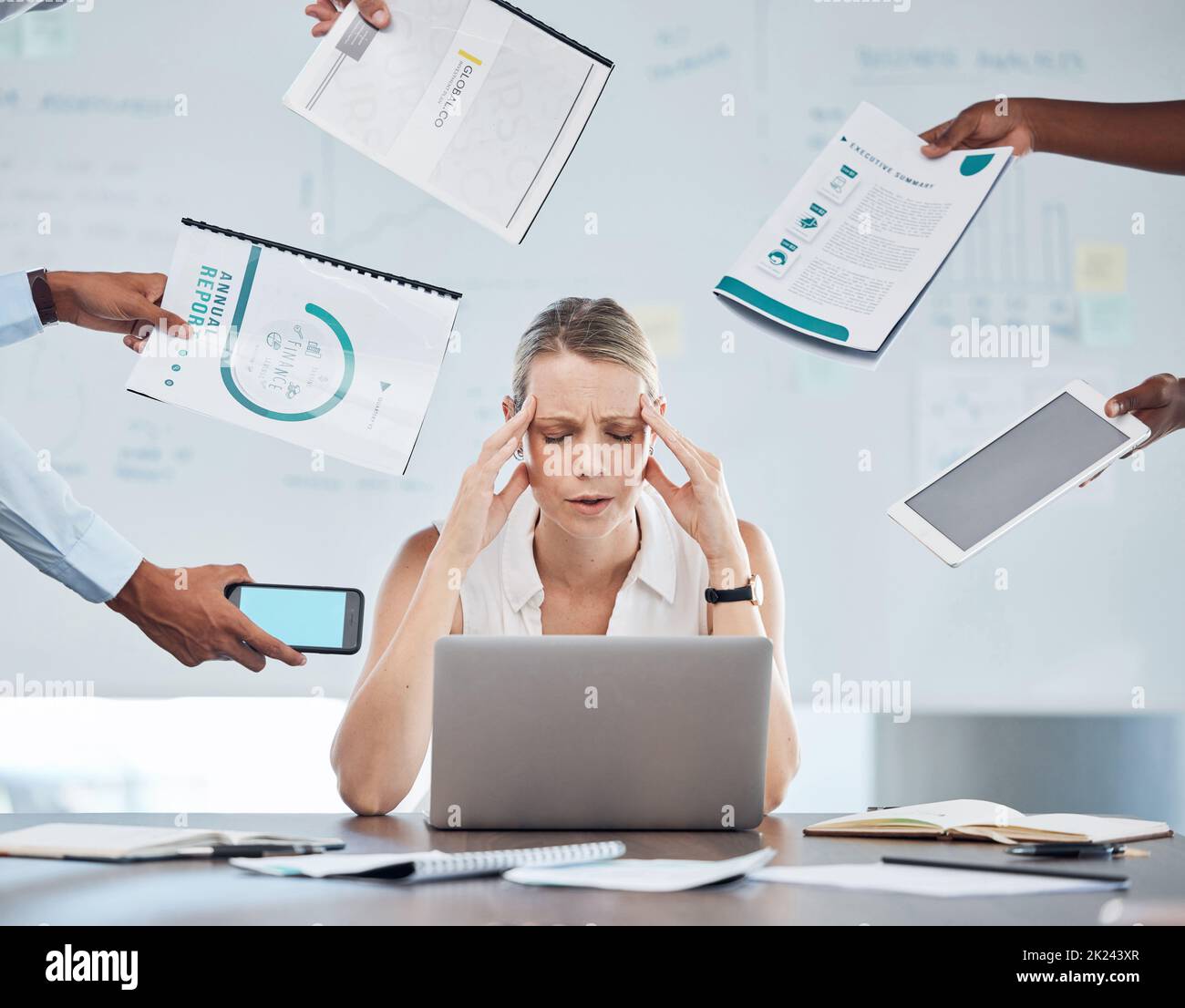 Business woman stress, ansia e salute mentale burnout in occupato, sfida crisi e frustrata ufficio posto di lavoro. Mal di testa dei lavoratori, tempo scarso Foto Stock