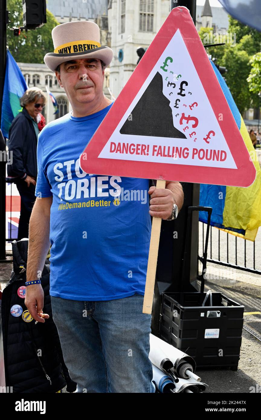 Londra, Regno Unito. Il protester del governo anti Tory Steve Bray mostra un nuovo segno il giorno che la Banca di Inghilterra ha aumentato il tasso di interesse del 0,5% a 2,25%. Piazza del Parlamento, Westminster. Foto Stock