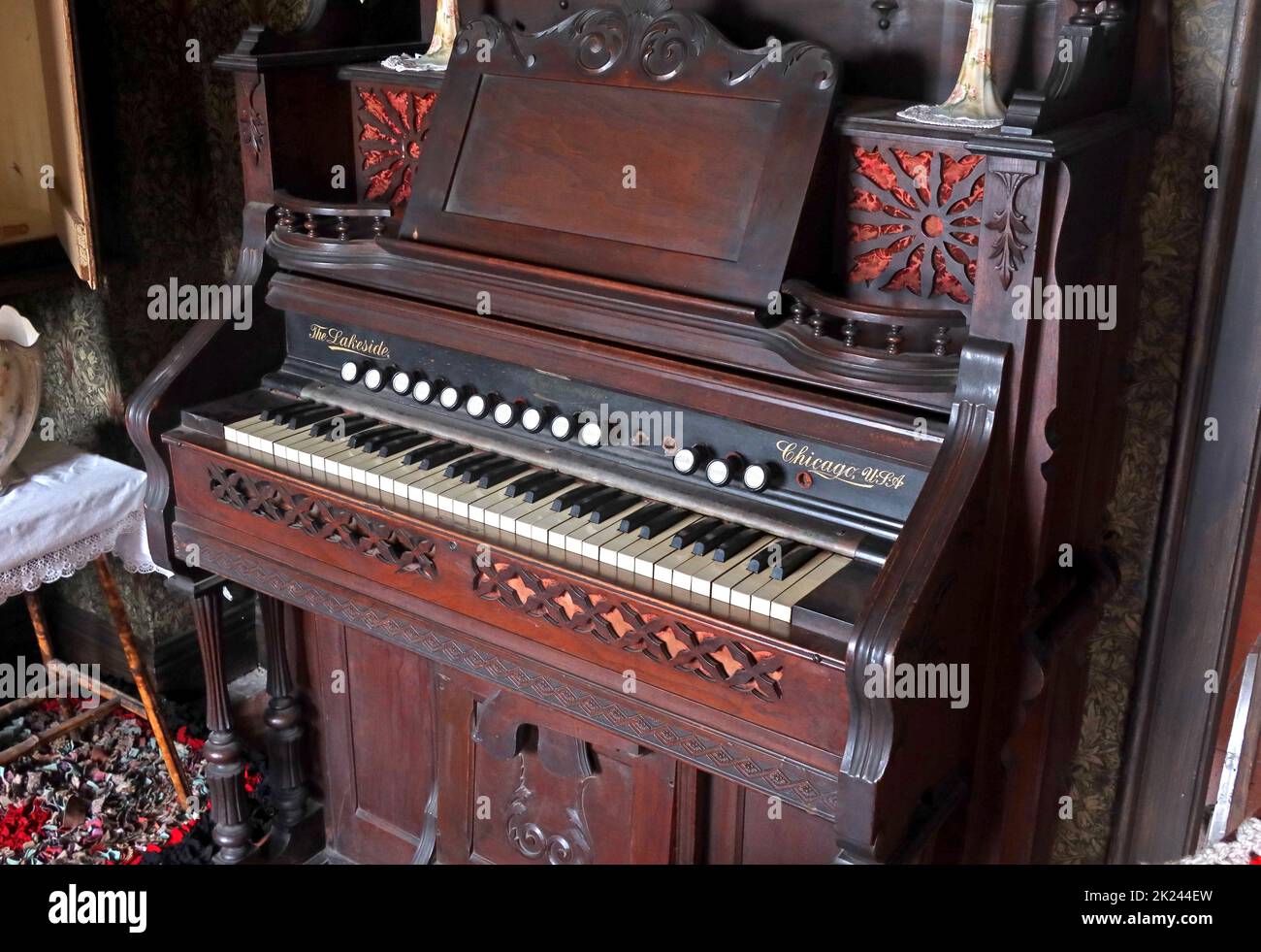 Soggiorno vittoriano, con mobili antichi, il Lakeside pompa organo Chicago USA, Cheshire, Inghilterra, Regno Unito Foto Stock