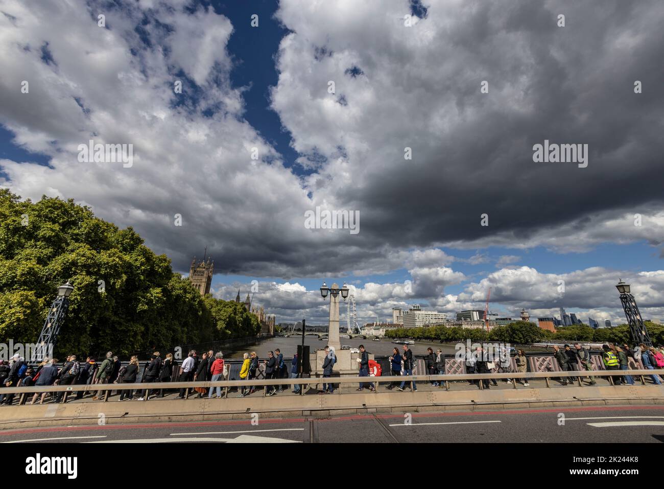 FOTO:JEFF GILBERT membro della coda pubblica attraverso Lambeth Bridge durante il loro viaggio di 9 ore a Westminster Hall per rendere i loro omaggio al compianto Mona Foto Stock