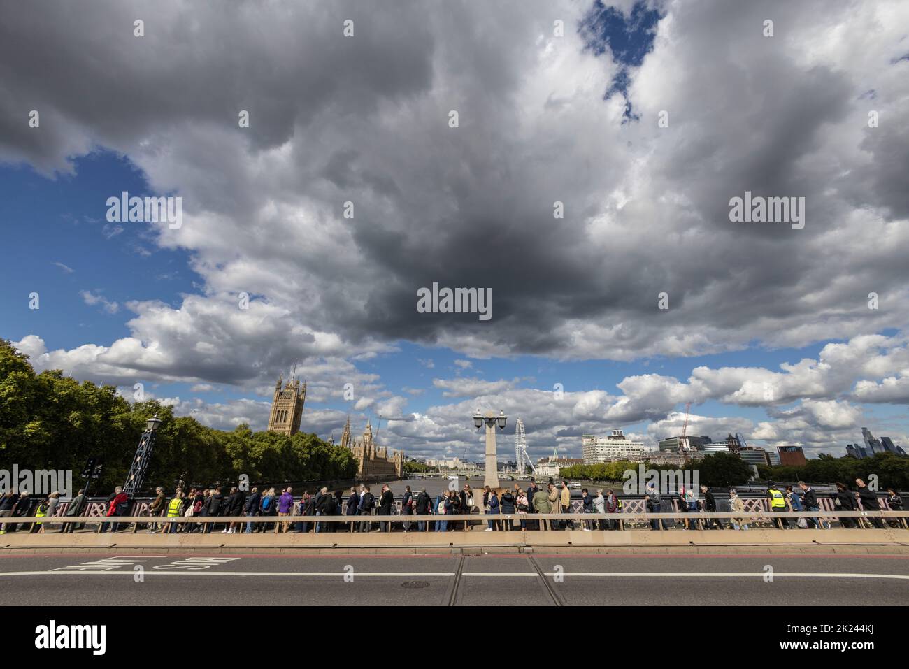 FOTO:JEFF GILBERT membro della coda pubblica attraverso Lambeth Bridge durante il loro viaggio di 9 ore a Westminster Hall per rendere i loro omaggio al compianto Mona Foto Stock