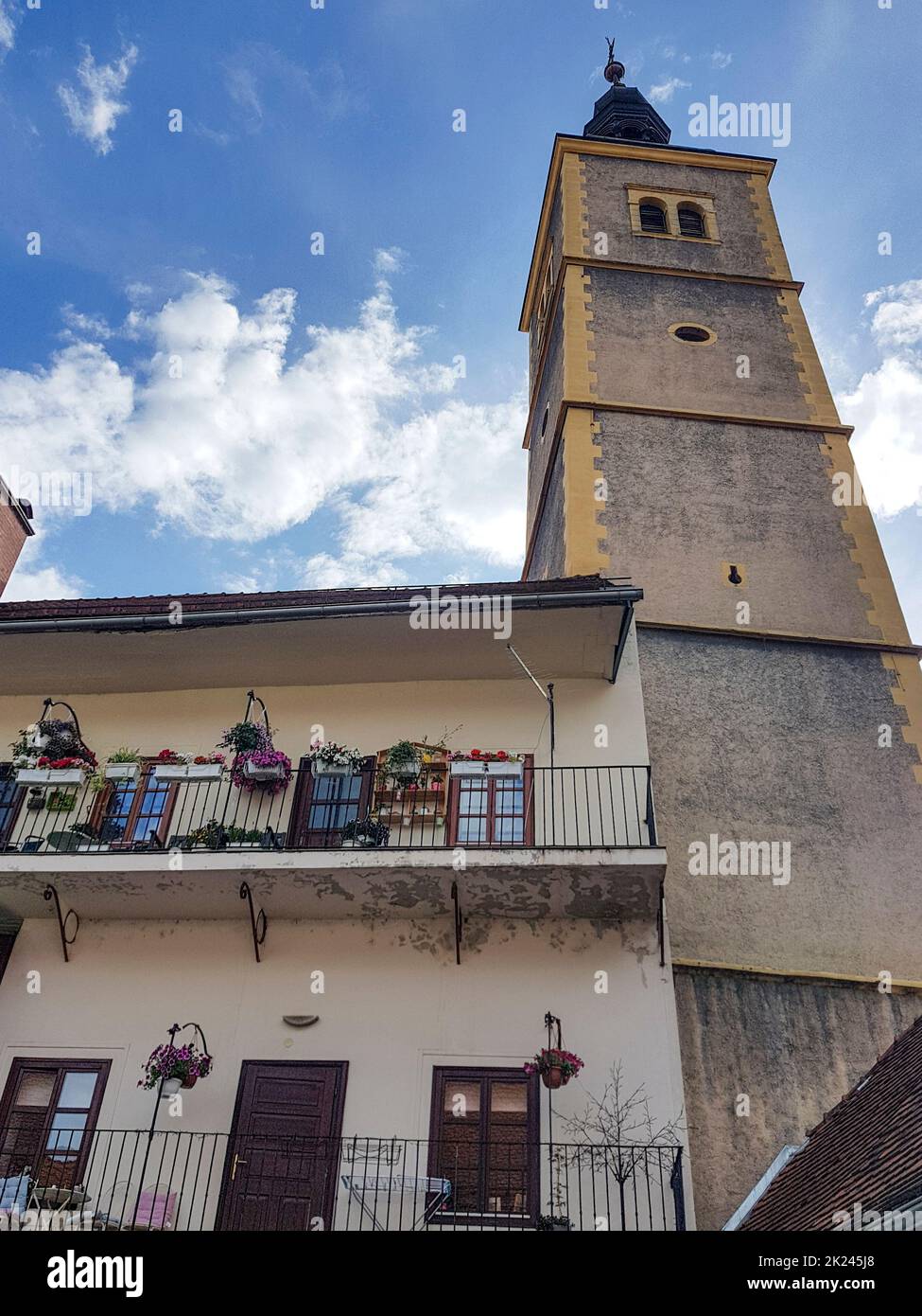 Basso angolo di ripresa della strada a Varazdin, Croazia Foto Stock