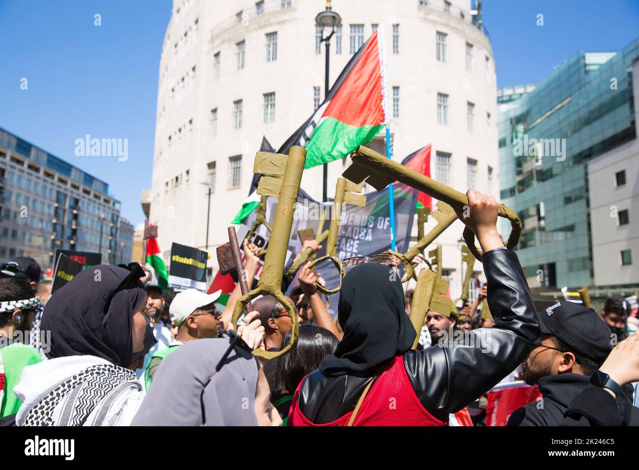 I partecipanti si riuniscono durante la “dimostrazione nazionale: FINE DELL’APARTHEID – PALESTINA LIBERA!” Vicino alla BBC Broadcasting House a Londra. Foto Stock