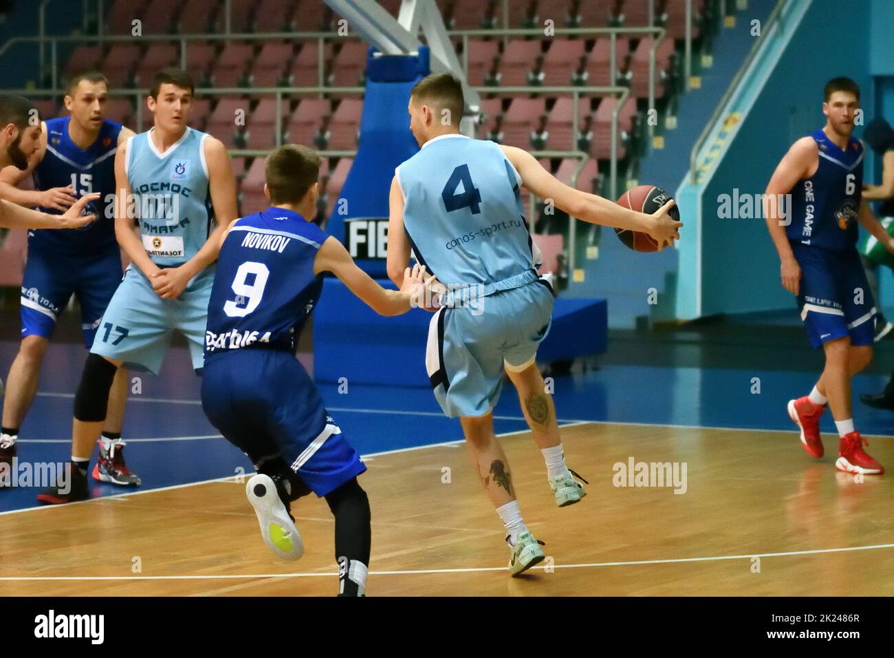 Orenburg, Russia - 13-16 giugno 2019 anno: Gli uomini giocano a basket nelle finali interregionali della lega di pallacanestro amatoriale nel Distretto Federale di Volga Foto Stock