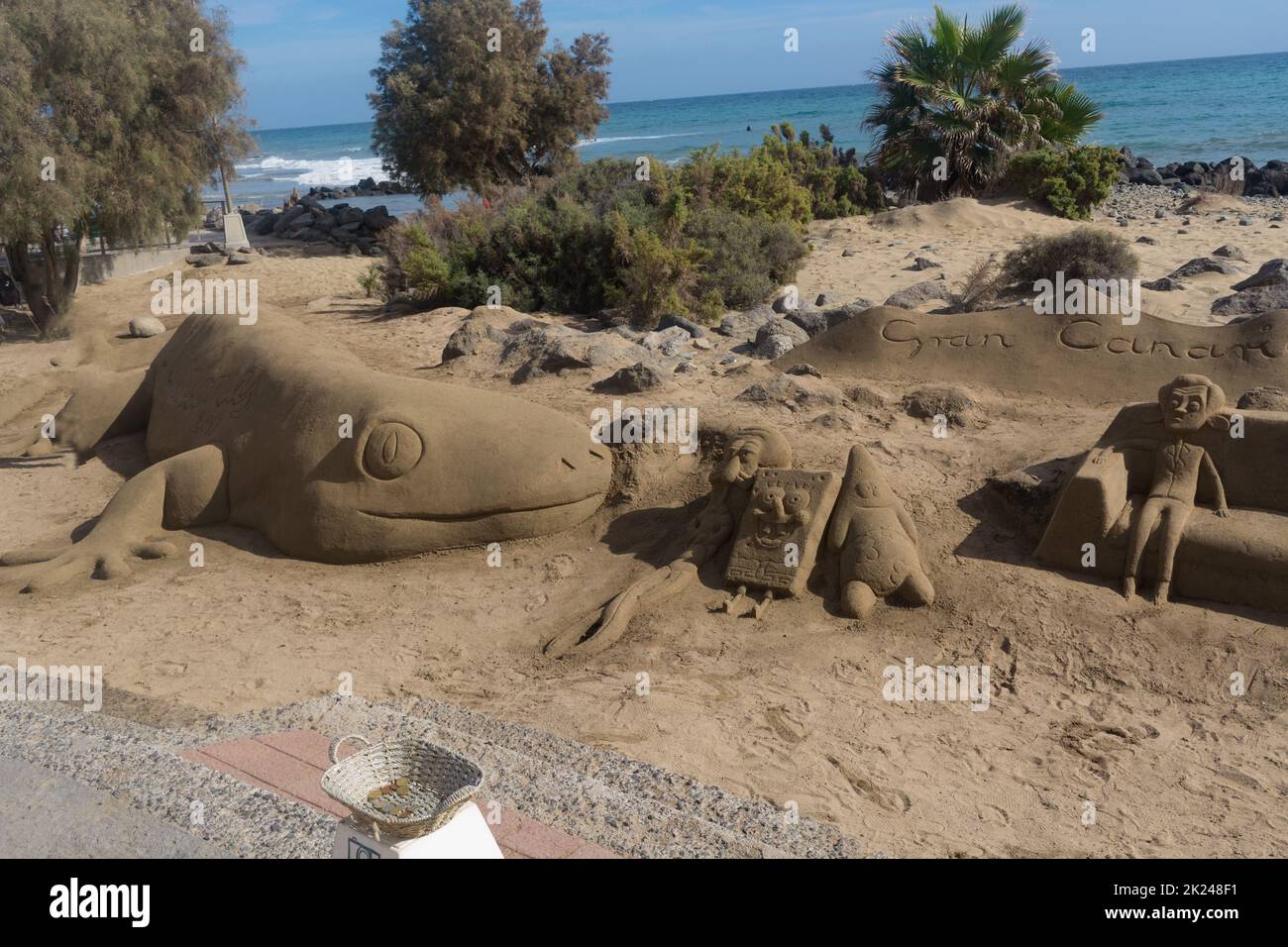 CRAN CANARIA, MELONERAS - 13. NOVEMBRE 2019: Sculture di sabbia sulla spiaggia di Meloneras, Spagna con iscrizione Gran Canaria Foto Stock