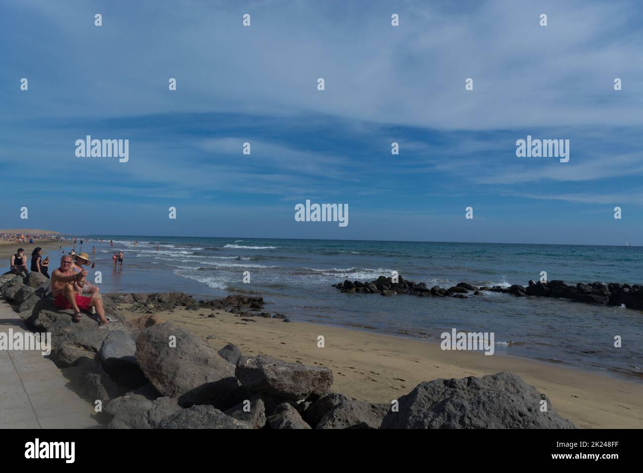 CRAN CANARIA, MELONERAS - 13 NOVEMBRE 2019: Le persone godono della vista sul mare e si siedono al sole sul lungomare di Meloneras a Gran Canaria, Spagna Foto Stock