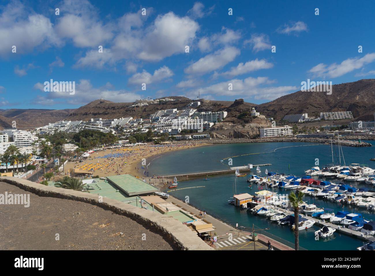 CRAN CANARIA, PORTO RICO - 16 NOVEMBRE 2019: Marina a Puerto Rico de Gran Canaria. Cartolina, spagna. Foto Stock
