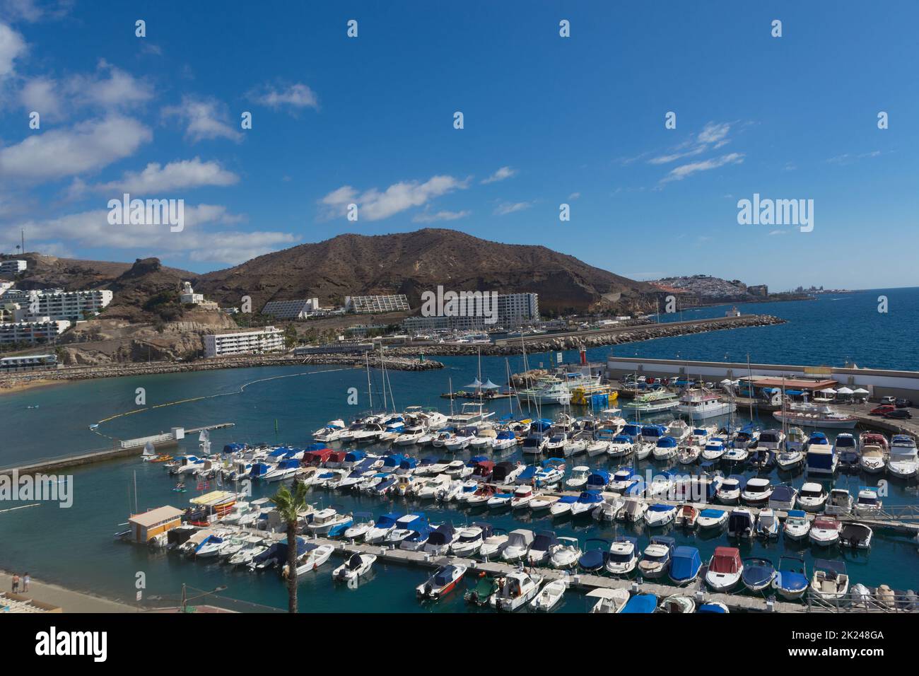 CRAN CANARIA, PORTO RICO - 16 NOVEMBRE 2019: Marina a Puerto Rico de Gran Canaria. Cartolina, spagna. Foto Stock