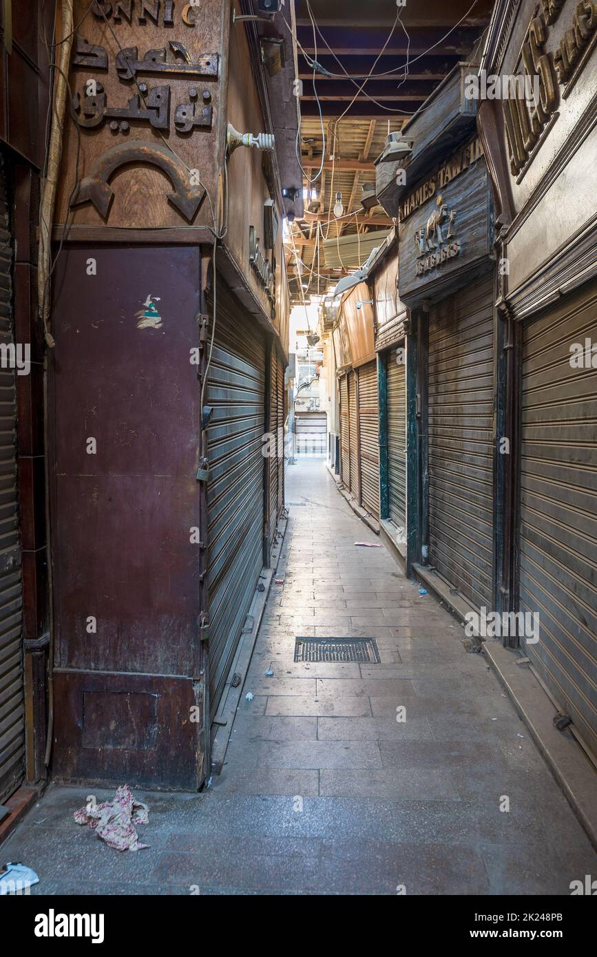 Cairo, Egitto - Giugno 26 2020: Vicoli della vecchia storica Mamluk era Khan al-Khalili famoso bazar e souq, con negozi chiusi durante il blocco Covid-19 Foto Stock