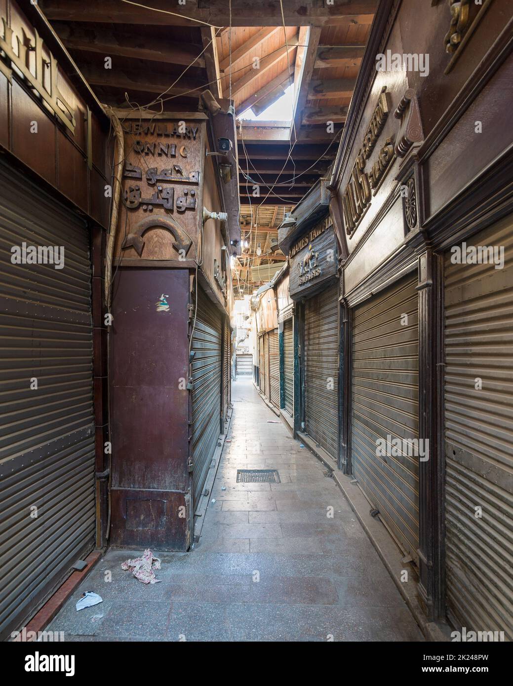 Cairo, Egitto - Giugno 26 2020: Vicoli della vecchia storica Mamluk era Khan al-Khalili famoso bazar e souq, con negozi chiusi durante il blocco Covid-19 Foto Stock